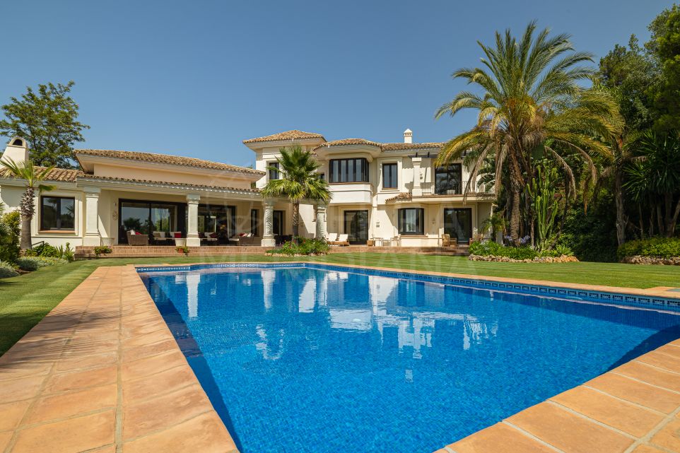 Villa Fairways: Exquisite luxury villa with panoramic views in La Zagaleta community.