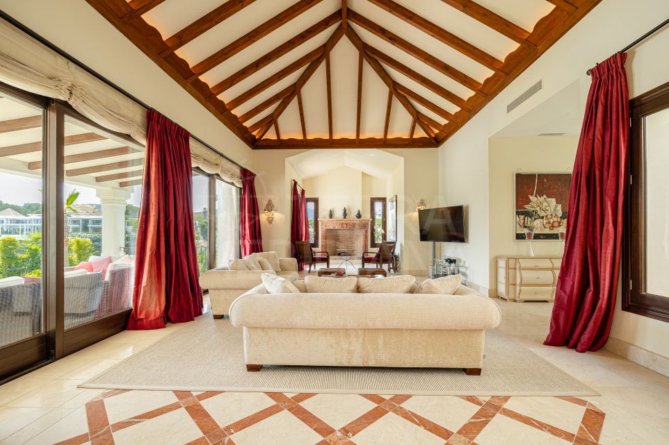 Villa Fairways: Exquisite luxury villa with panoramic views in La Zagaleta community.