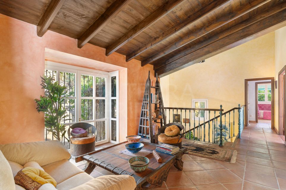 Stunning andalusian villa for sale in El Madroñal