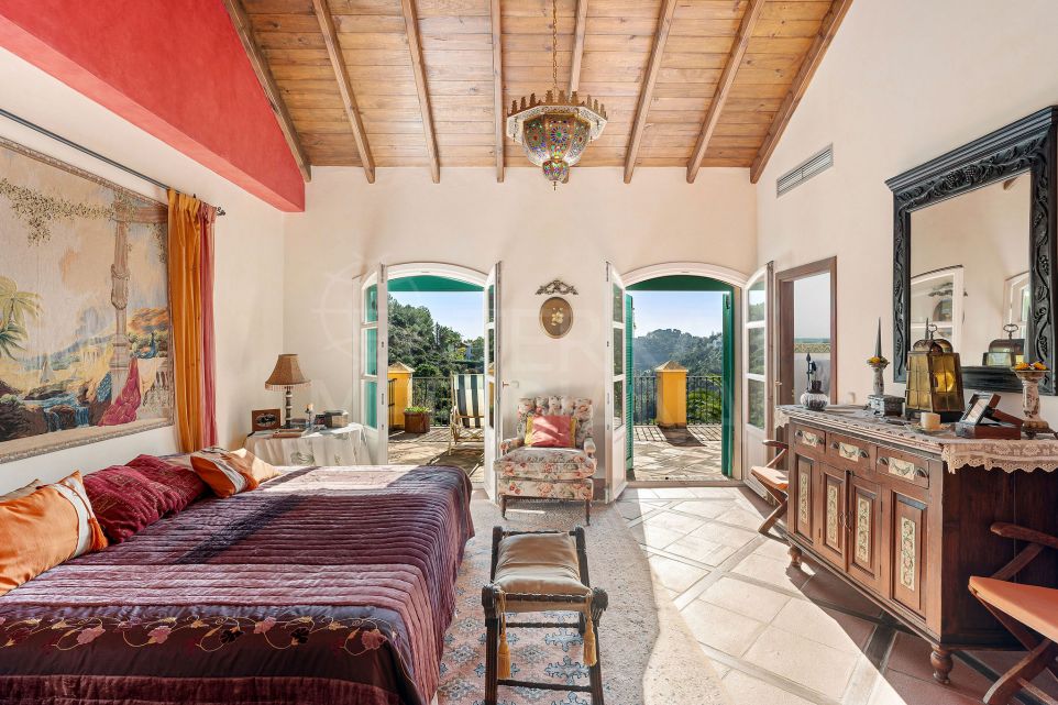 Stunning andalusian villa for sale in El Madroñal