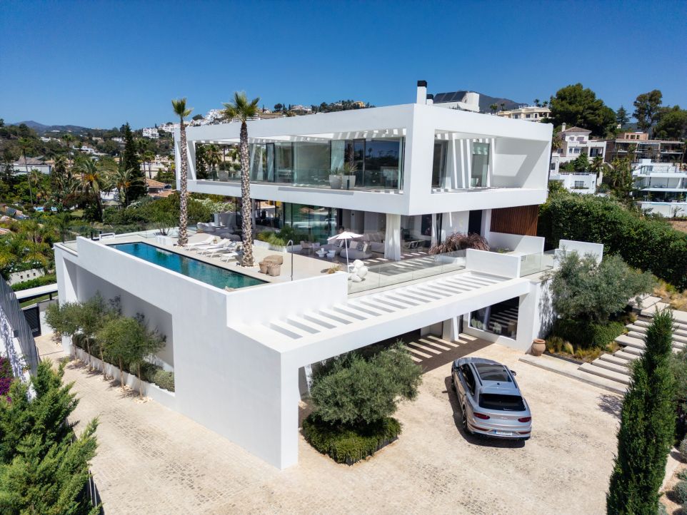 Exceptional 6-Bedroom Contemporary Villa Built in 2021 in La Quinta