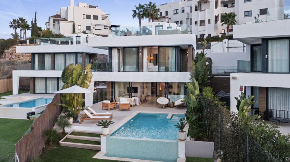 Modern and luxurious villa at La Resina Golf, with exceptional views and an elegant design that defines exclusive living on the Costa del Sol.