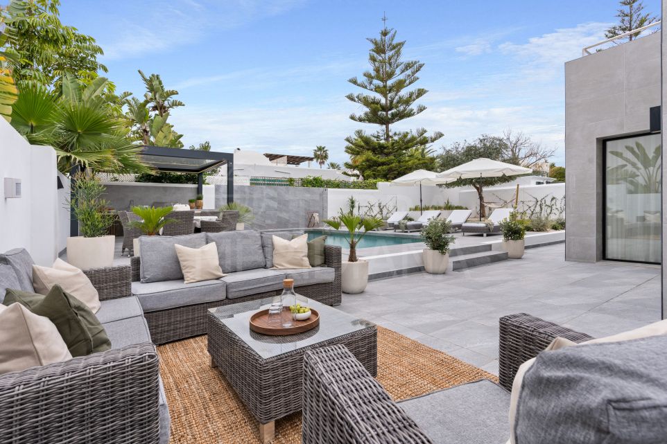 Villa moderne et élégante à Nueva Andalucía, alliant luxe et emplacement privilégié à proximité de la plage et de Puerto Banús.