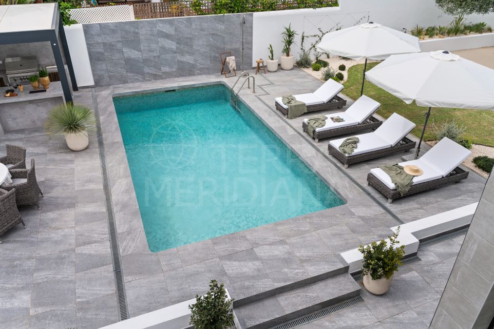 Villa moderne et élégante à Nueva Andalucía, alliant luxe et emplacement privilégié à proximité de la plage et de Puerto Banús.