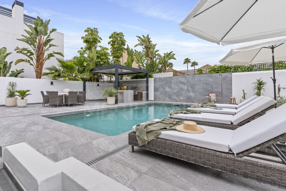 Villa moderne et élégante à Nueva Andalucía, alliant luxe et emplacement privilégié à proximité de la plage et de Puerto Banús.