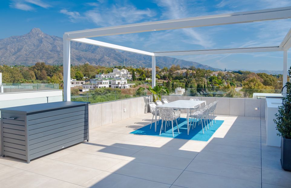 Stunning Penthouse with Rooftop Terrace and Private Pool for Sale in Benalús, Marbella Golden Mile
