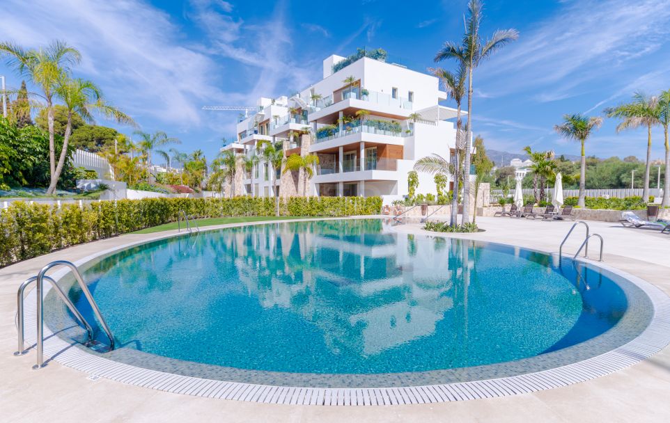 Stunning Penthouse with Rooftop Terrace and Private Pool for Sale in Benalús, Marbella Golden Mile