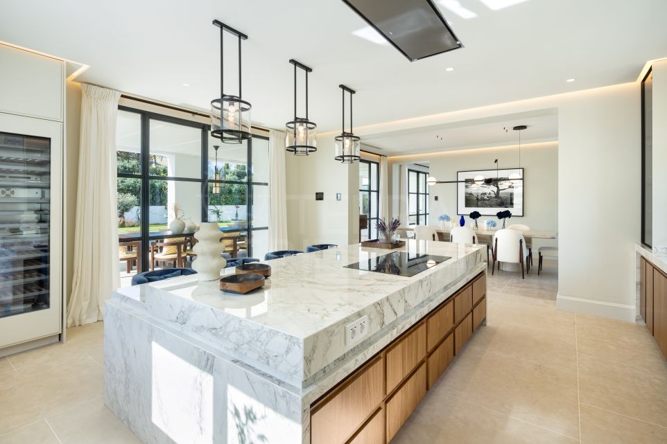 Elegant 6-Bedroom Mediterranean Villa for Sale in Cascada de Camoján