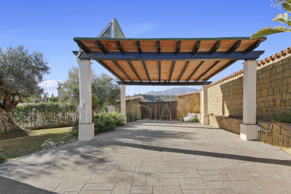 Beautifully upgraded 4 bedroom villa with sea views for sale in El Padron, Estepona