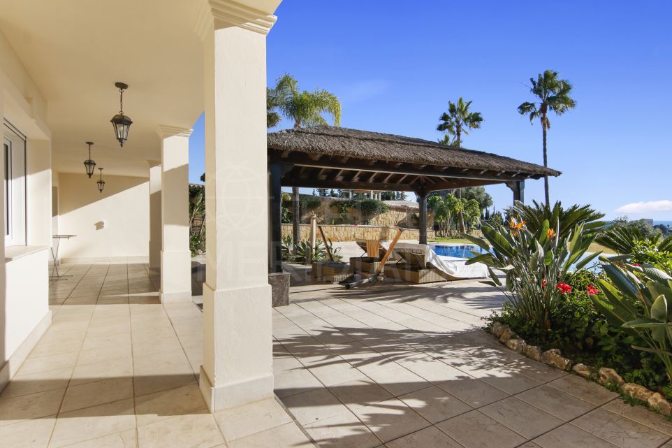 Beautifully upgraded 4 bedroom villa with sea views for sale in El Padron, Estepona