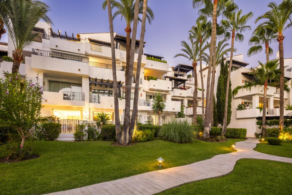 Exquisite 3-Bedroom Ground-Floor Apartment in Puente Romano