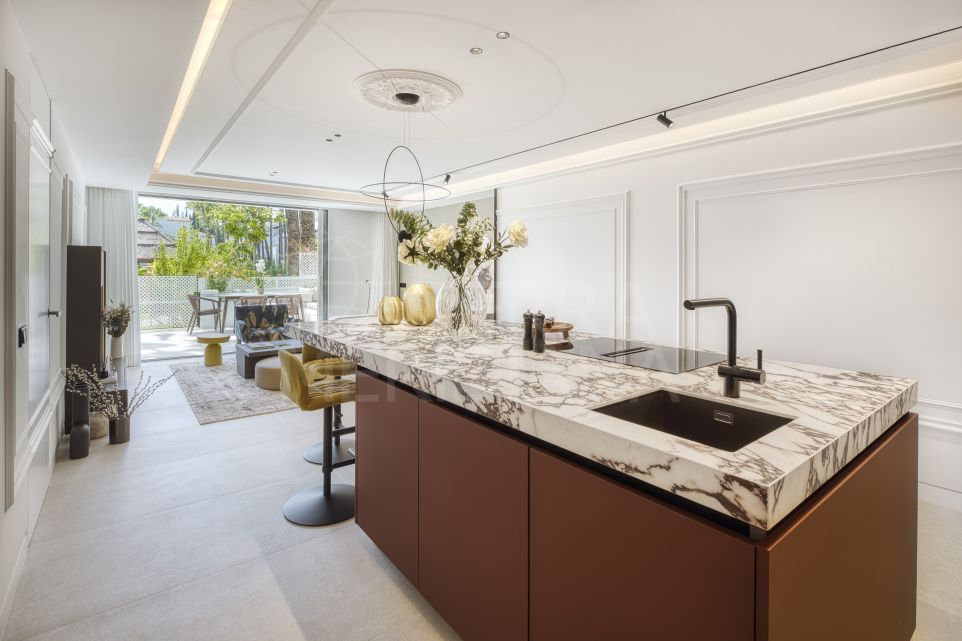 Exquisite 3-Bedroom Ground-Floor Apartment in Puente Romano