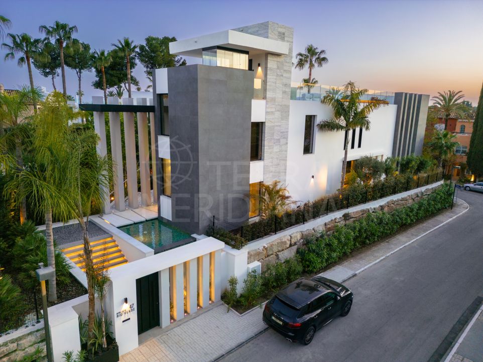 State-of-the-art 6-Bedroom Villa for Sale in Nueva Andalucia