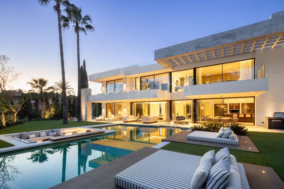 State-of-the-art 6-Bedroom Villa for Sale in Nueva Andalucia