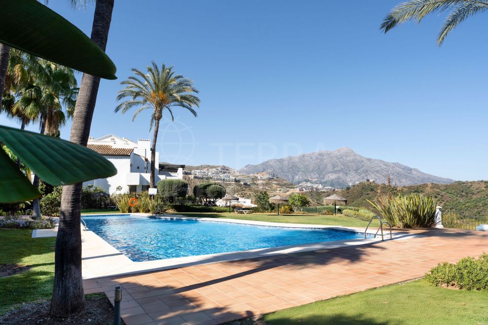 Stunning Mountain and Sea View Penthouse for Sale in Altos de La Quinta, Benahavís