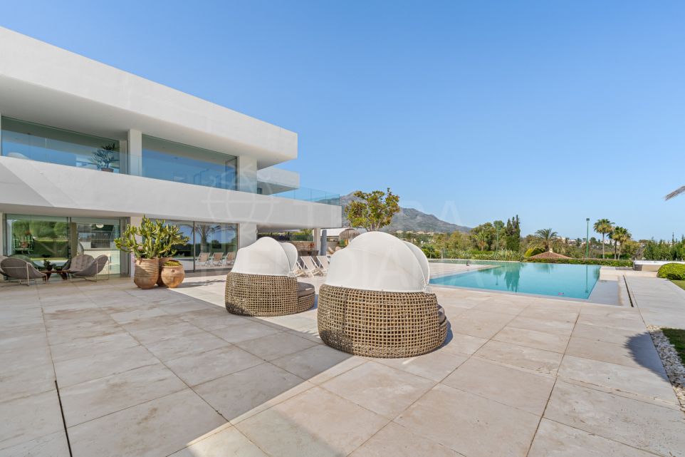Impresionante villa moderna de lujo con 6 dormitorios y vistas al mar en venta en La Cerquilla, Nueva Andalucia