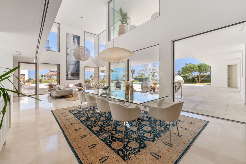 Impresionante villa moderna de lujo con 6 dormitorios y vistas al mar en venta en La Cerquilla, Nueva Andalucia