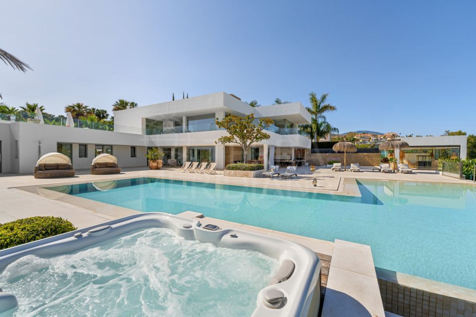 Impresionante villa moderna de lujo con 6 dormitorios y vistas al mar en venta en La Cerquilla, Nueva Andalucia