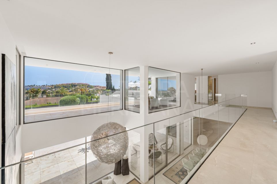 Impresionante villa moderna de lujo con 6 dormitorios y vistas al mar en venta en La Cerquilla, Nueva Andalucia