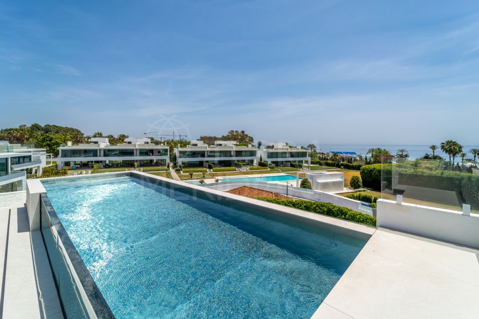 Elegante villa con piscina en la azotea y vistas al mar en venta en la Milla de Oro de Marbella
