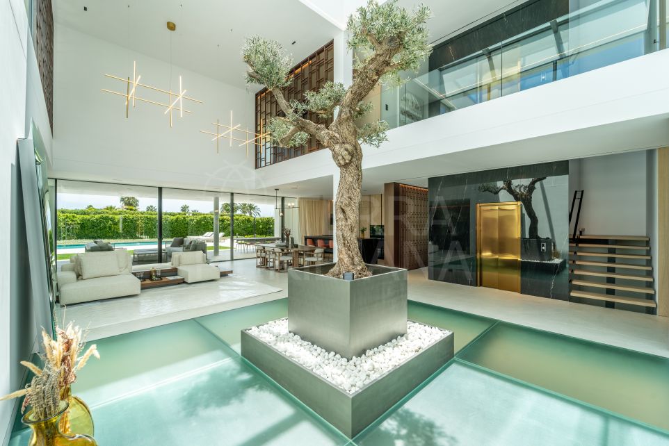 Elegante villa con piscina en la azotea y vistas al mar en venta en la Milla de Oro de Marbella