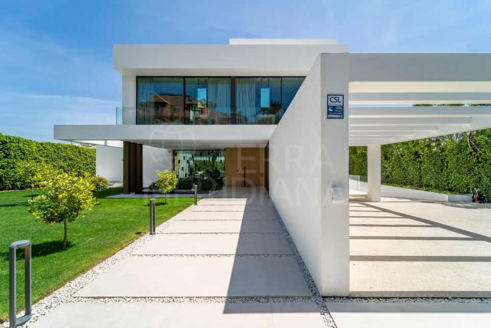 Elegante villa con piscina en la azotea y vistas al mar en venta en la Milla de Oro de Marbella