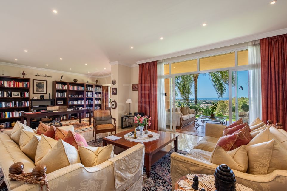 Elegant Andalusian-Style Villa with Sea Views for Sale in El Herrojo Alto, Benahavis