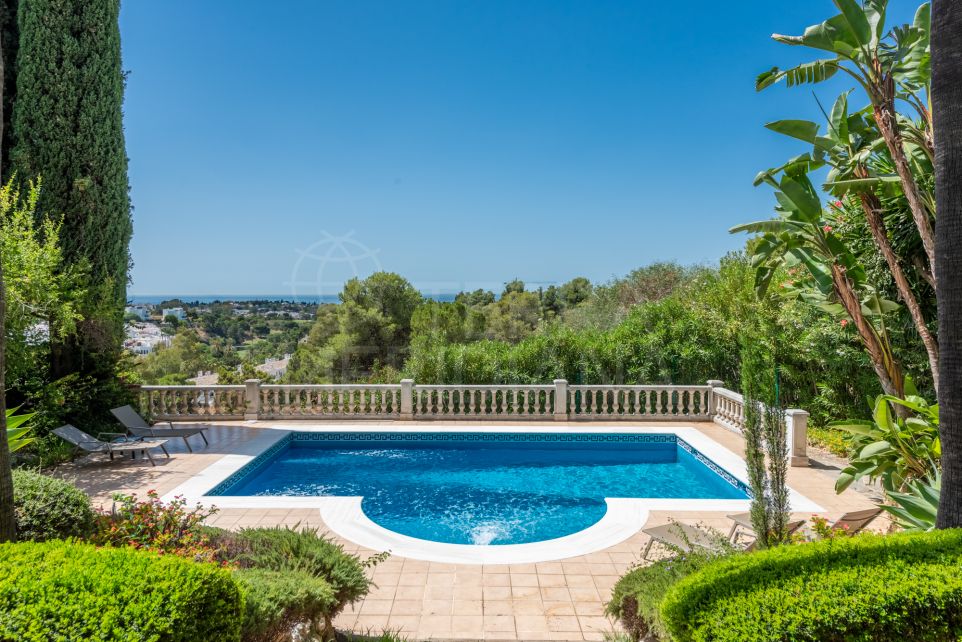Elegant Andalusian-Style Villa with Sea Views for Sale in El Herrojo Alto, Benahavis