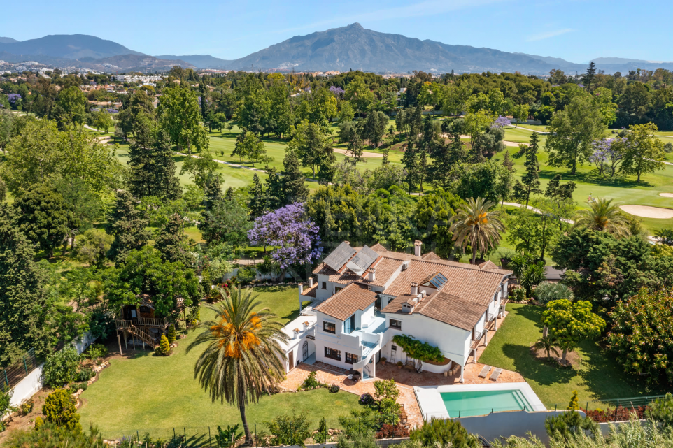 Stunning front line golf villa with 4 bedrooms for sale in Guadalmina Baja, Marbella
