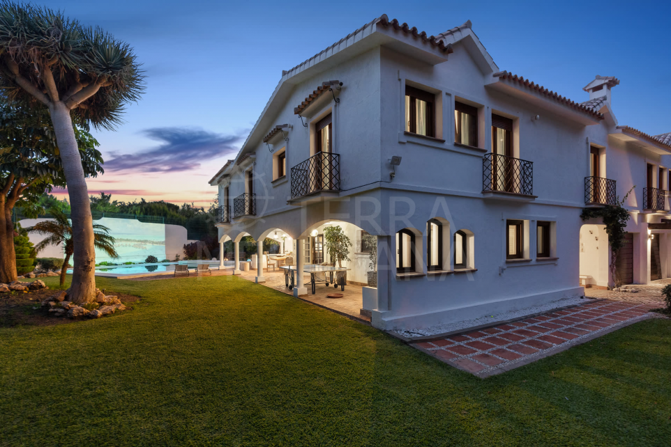 Stunning front line golf villa with 4 bedrooms for sale in Guadalmina Baja, Marbella