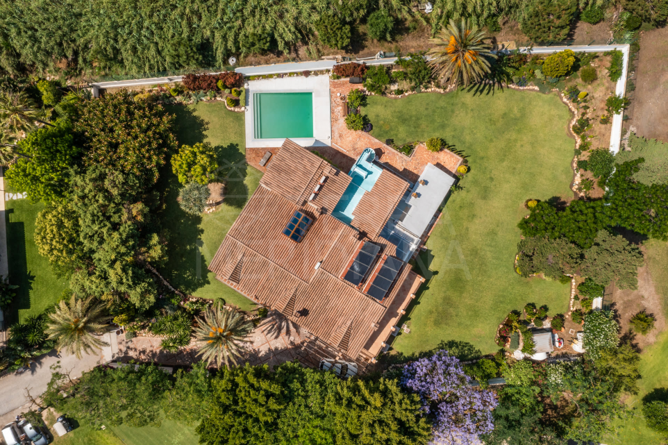 Stunning front line golf villa with 4 bedrooms for sale in Guadalmina Baja, Marbella
