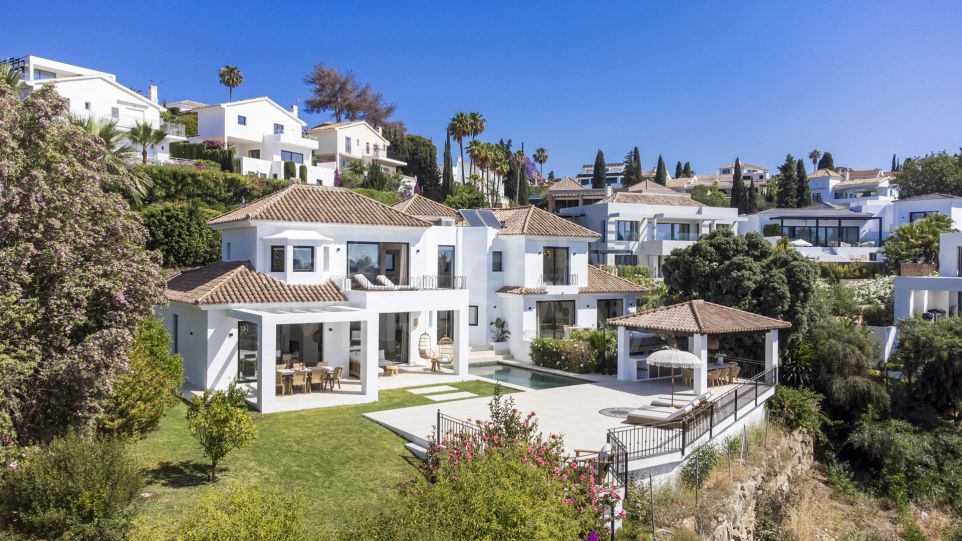 Contemporary Paradise: Villa with Postcard-Perfect Views for Sale in Paraiso Alto, Benahavis