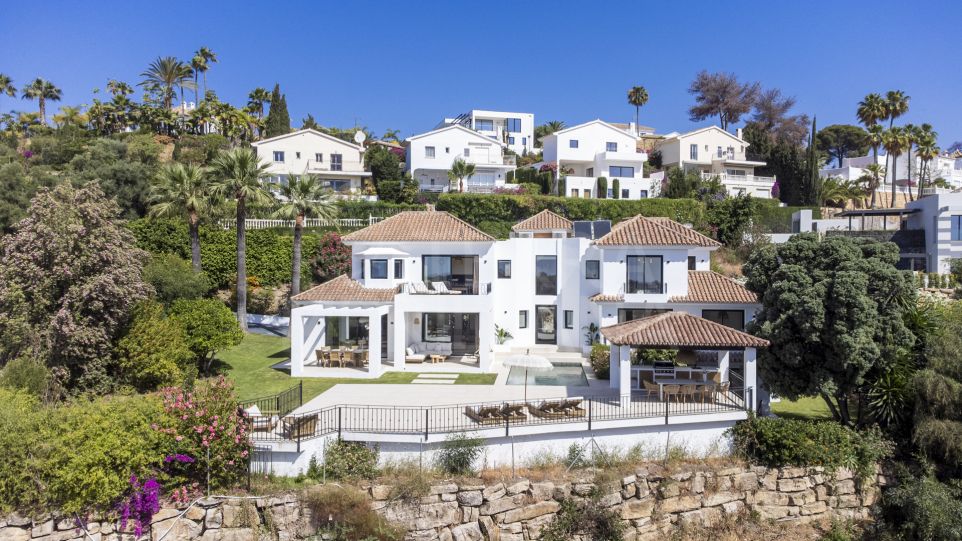 Contemporary Paradise: Villa with Postcard-Perfect Views for Sale in Paraiso Alto, Benahavis