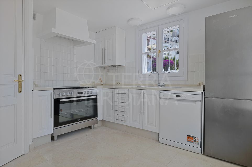 Tranquil Living with Scenic Views: Townhouse for Sale in La Perla de la Heredia, Benahavis