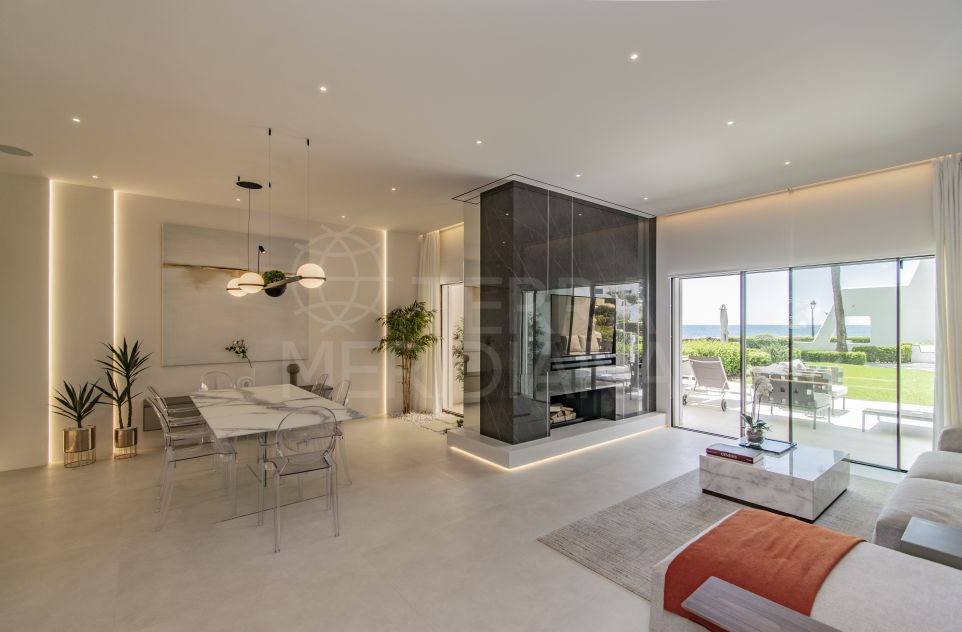 Propriété de luxe rénovée en bord de mer à vendre à Coral Beach, Marbella Golden Mile