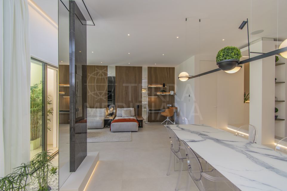 Propriété de luxe rénovée en bord de mer à vendre à Coral Beach, Marbella Golden Mile