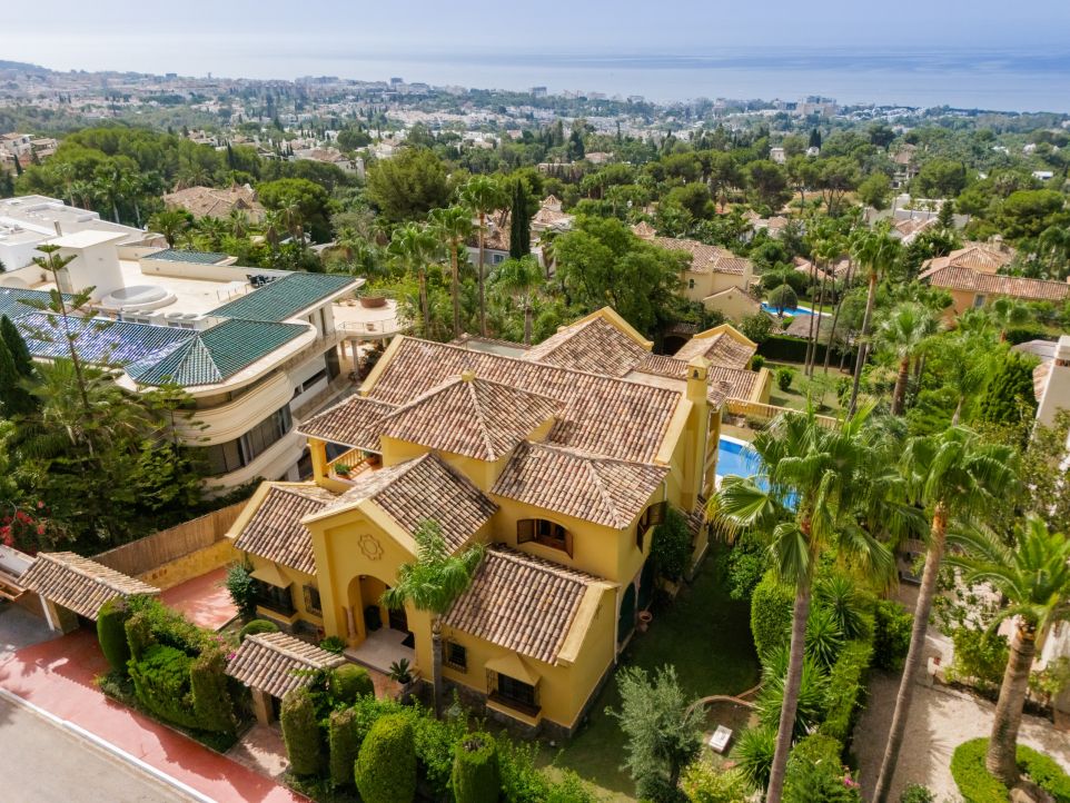 Villa à double parcelle avec vue et potentiel d'expansion à vendre à Sierra Blanca, Marbella Golden Mile