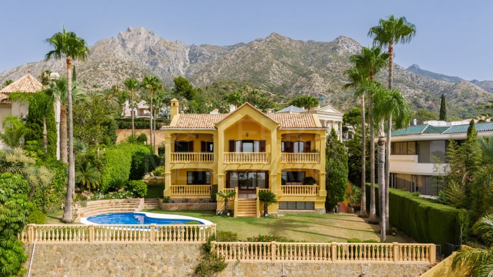 Villa à double parcelle avec vue et potentiel d'expansion à vendre à Sierra Blanca, Marbella Golden Mile