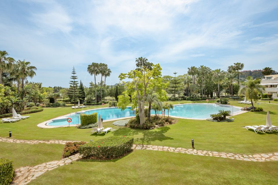 Spacious Apartment with Modern Potential for Sale in Los Granados Golf, Nueva Andalucia, Marbella