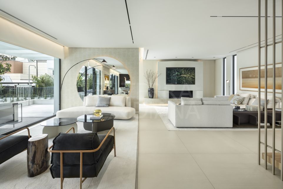 Villa moderne en bord de mer avec des équipements impressionnants à vendre à Cortijo Blanco, Marbella