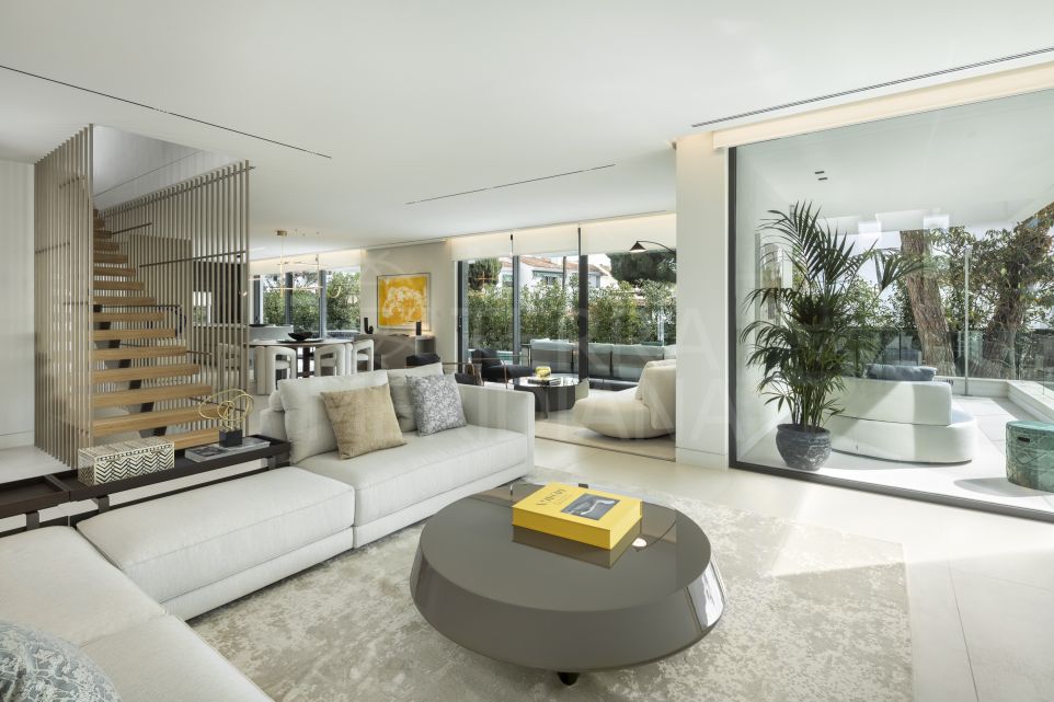 Villa moderne en bord de mer avec des équipements impressionnants à vendre à Cortijo Blanco, Marbella
