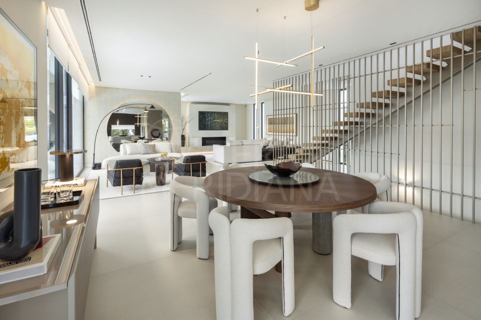 Villa moderne en bord de mer avec des équipements impressionnants à vendre à Cortijo Blanco, Marbella
