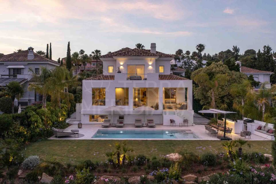 Elegant Golf Course Villa with Sea Views for Sale in Atalaya Golf, Estepona