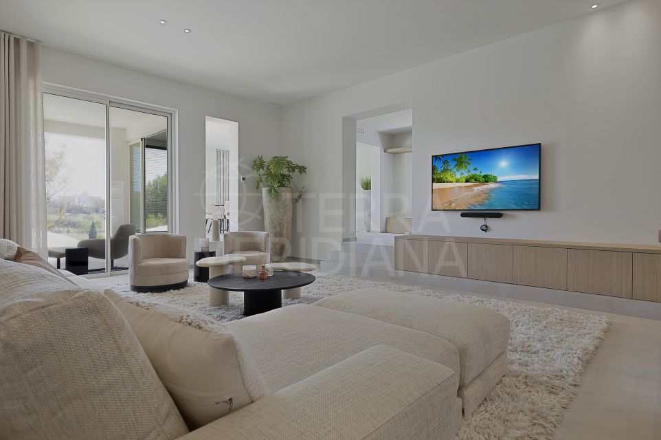 Elegant Golf Course Villa with Sea Views for Sale in Atalaya Golf, Estepona