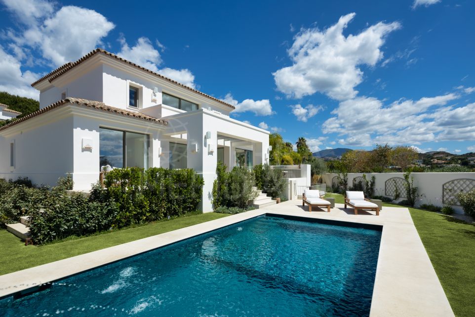 Spacious 6-Bed Villa with Entertainment Features and Scenic Views for Sale in La Quinta, Benahavis