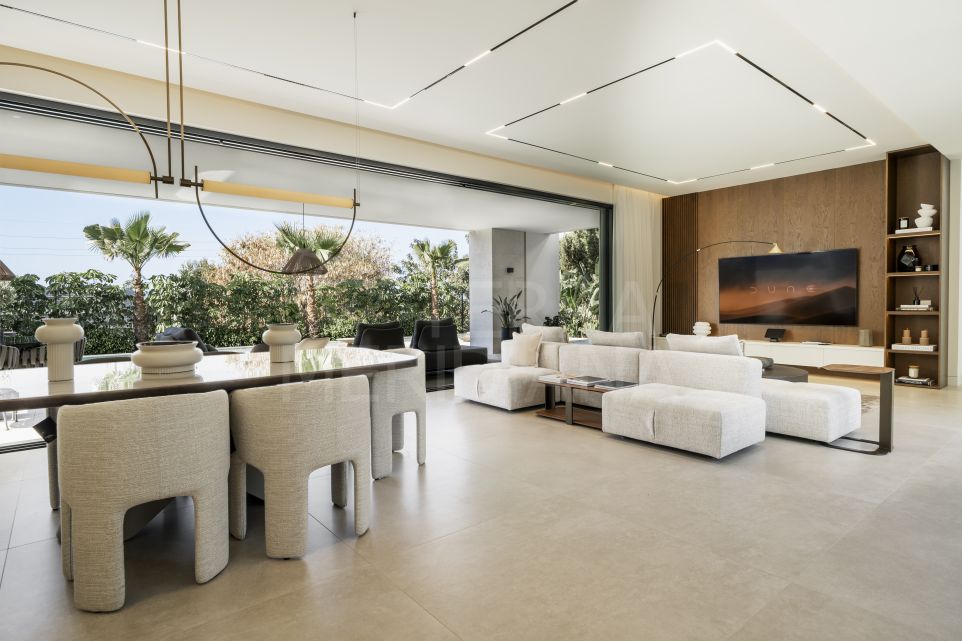 Vida de lujo: Villa elegante con sala de cine en venta en Rocío de Nagüeles, Marbella Milla de Oro