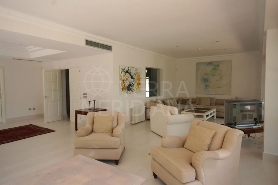 Beautiful Villa for sale, designed by Cesar Leiva in the area of Guadalmina baja.