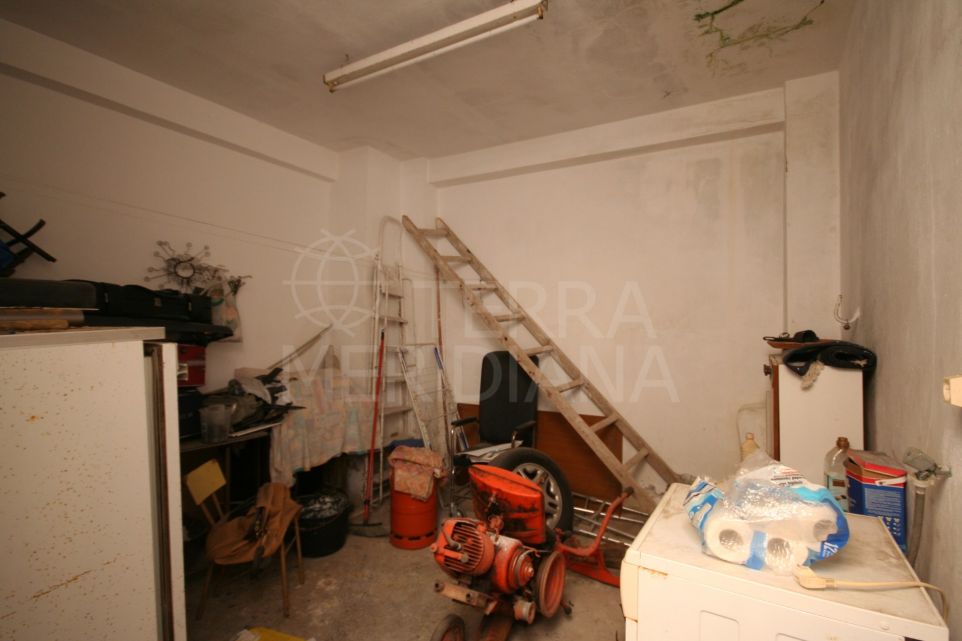 Casa adosada en venta en el casco antiguo de Estepona, muy cerca de la playa y terraza privada