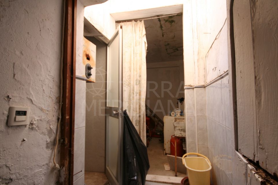 Casa adosada en venta en el casco antiguo de Estepona, muy cerca de la playa y terraza privada