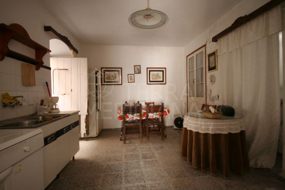 Casa adosada en venta en el casco antiguo de Estepona, muy cerca de la playa y terraza privada